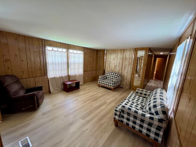 Foto del edificio - 108 Cedar Dr