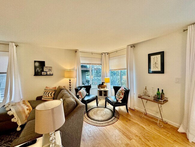 Foto del edificio - Location. location! Come home to this comp...