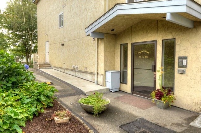 Building Photo - 135 N 105th St