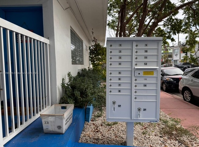 Foto del edificio - 7725 Byron Ave