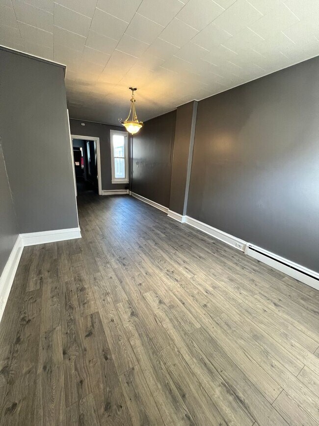 Building Photo - Fully Renovated 3 Bedroom 1 Bath Home Avai...
