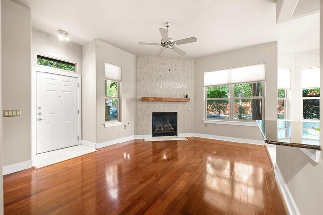 Foto del edificio - 2216 Thornton Rd