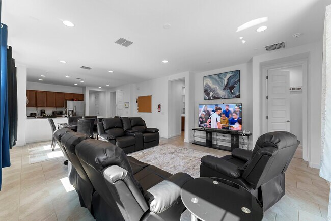 Building Photo - 1645 W la Mirada Dr