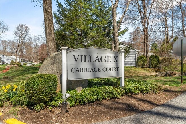 Building Photo - 164 Carriage Ct