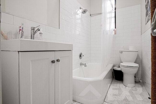 Building Photo - 526 W 111th St