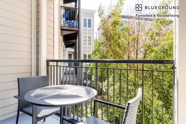 Building Photo - 5684 Bay St