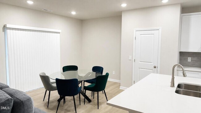 Foto del edificio - 609 Red River Dr