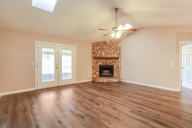 Foto del edificio - 3667 Lumberjack Cir N