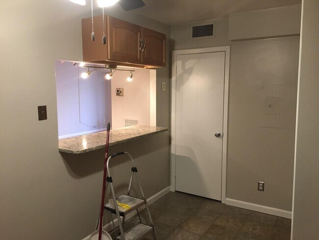 Barra de desayuno de la cocina - 9200 Edwards Way