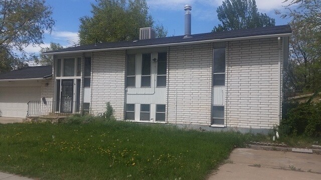 Foto del edificio - Great home with 2 car garage, deck and shed, fenced yard in Roy for rent