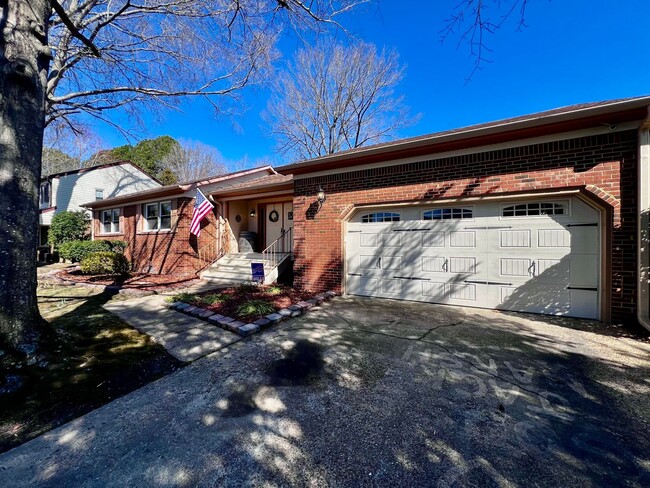 Foto del edificio - Beautiful Brick Ranch in the Stratford Cha...