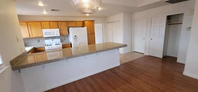 Foto del edificio - Beautiful Condo in Gated Community with Po...