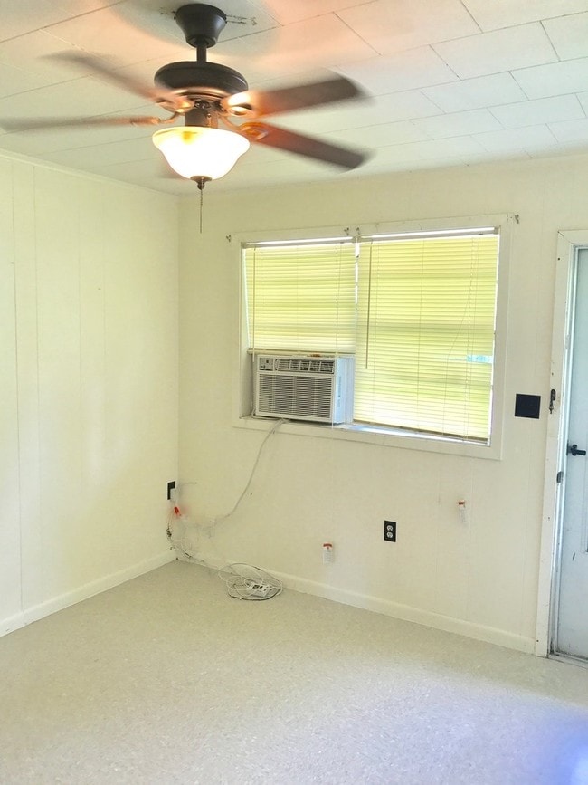 Interior Photo - 141 Colonial Ln