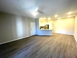 Building Photo - 300 Willow Grv Wy