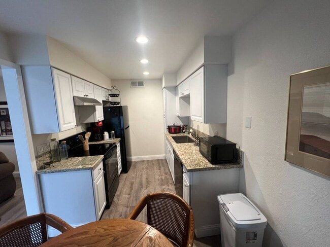 Kitchen - 1550 W Ashlan Ave