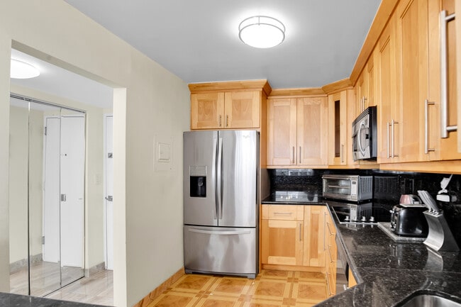 Building Photo - 3701 N Country Club Dr