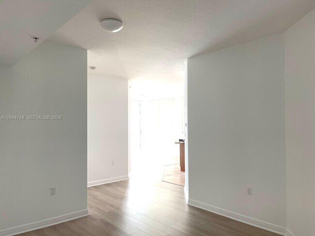 Foto del edificio - 1755 E Hallandale Beach Blvd