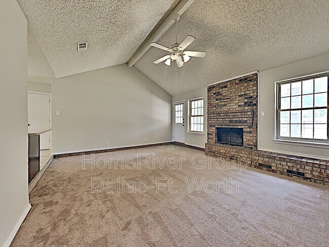 Building Photo - 2510 Valley View Dr