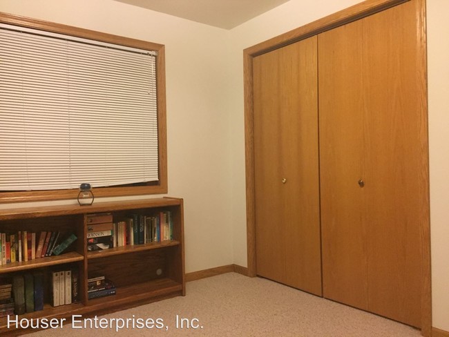 Building Photo - 3580 Vista Park Dr