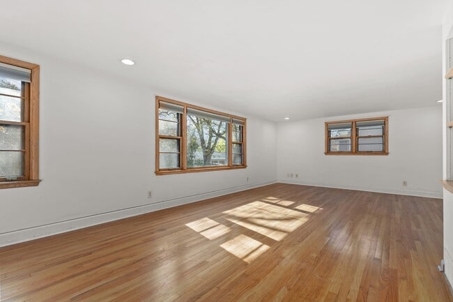 Building Photo - 703 S Locust St