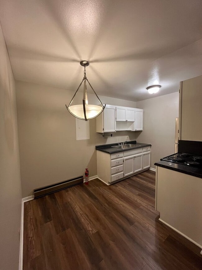 Building Photo - Walk to Vandy and Hillsboro Village, 1 Bed/1 Bath at the Villager West, Top Floor and Newly Renov...