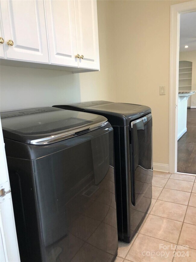 Building Photo - 9418 Briarwick Ln