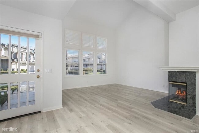 Building Photo - 3 br, 2.5 bath Townhome - 88 Cameray Hts