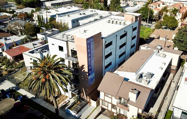 Foto del edificio - 14535 Weddington St