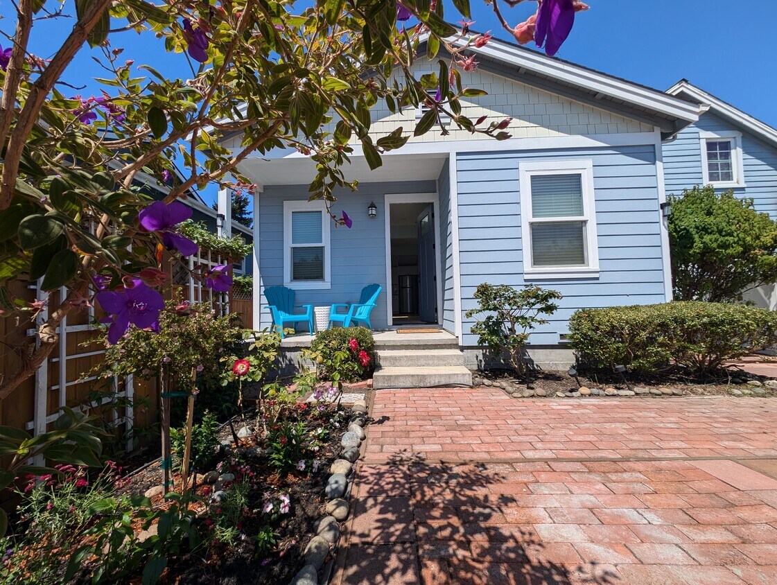 Private Front Entrance - 721 Riverside Ave