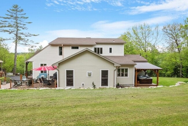 Foto del edificio - 588 Granite Lake Rd