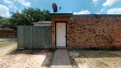 Building Photo - 725 Peppertree Dr