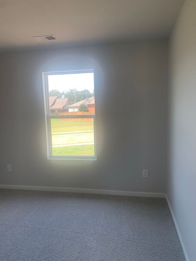 Building Photo - 144 Lakeside Way