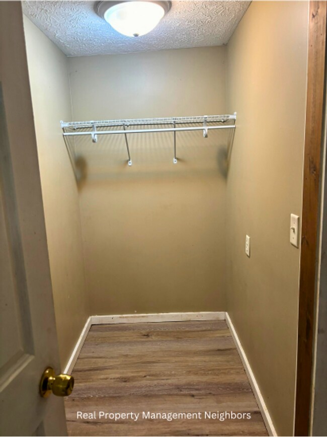 Foto del edificio - Large and Sunny 4 Bed 1 Bath Home Availiab...