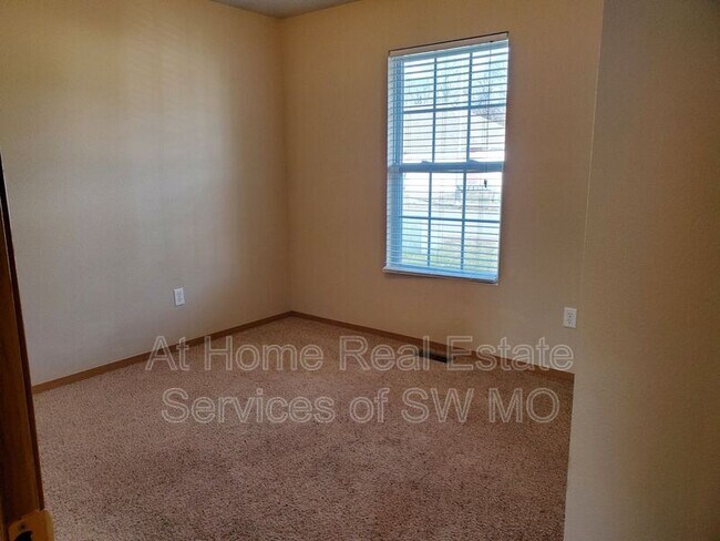 Building Photo - 1153 S Strasbourg Ave