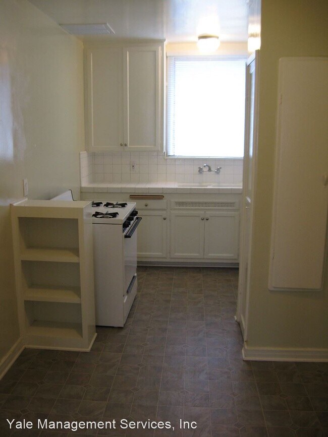 Foto del edificio - 8320-8326 W 1st St