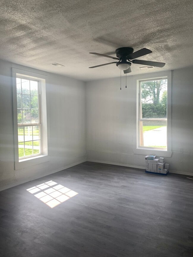 Building Photo - Recently Remodeled 2 bedroom 1 bathroom home