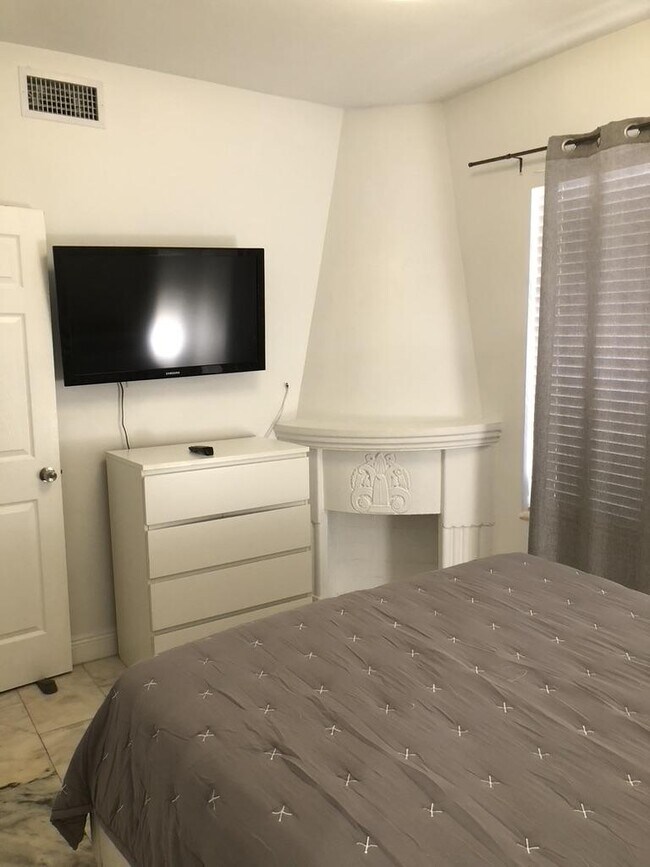 Building Photo - 1 bedroom in Miami Beach FL 33139