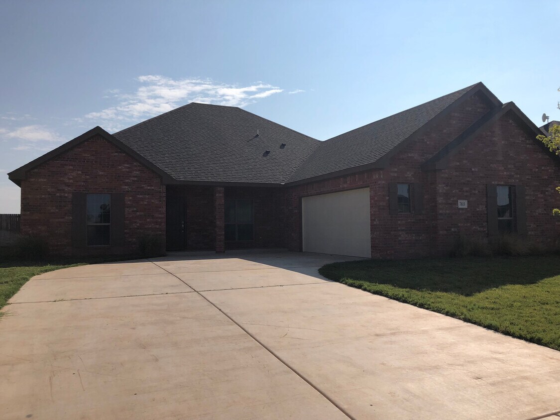 Located in HERITAGE HILLS !!! 2016 Built, House Rental in