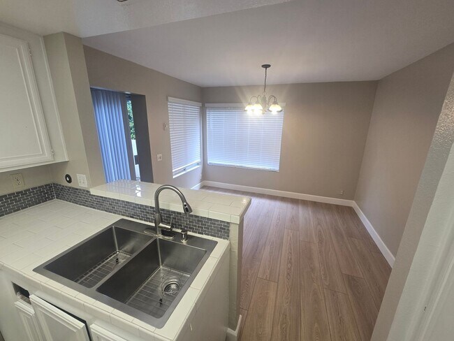 Foto del edificio - 2 Story Townhouse in Point Loma
