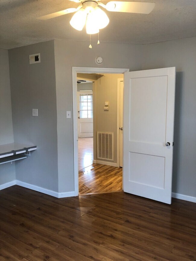Foto del edificio - Two Bedroom One Bath Duplex Available in S...