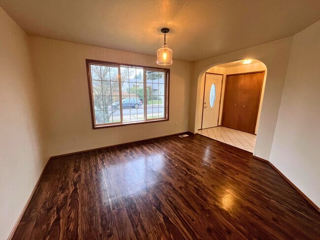 Foto del edificio - 3 Bed, 2 Bath House with Attached Garage