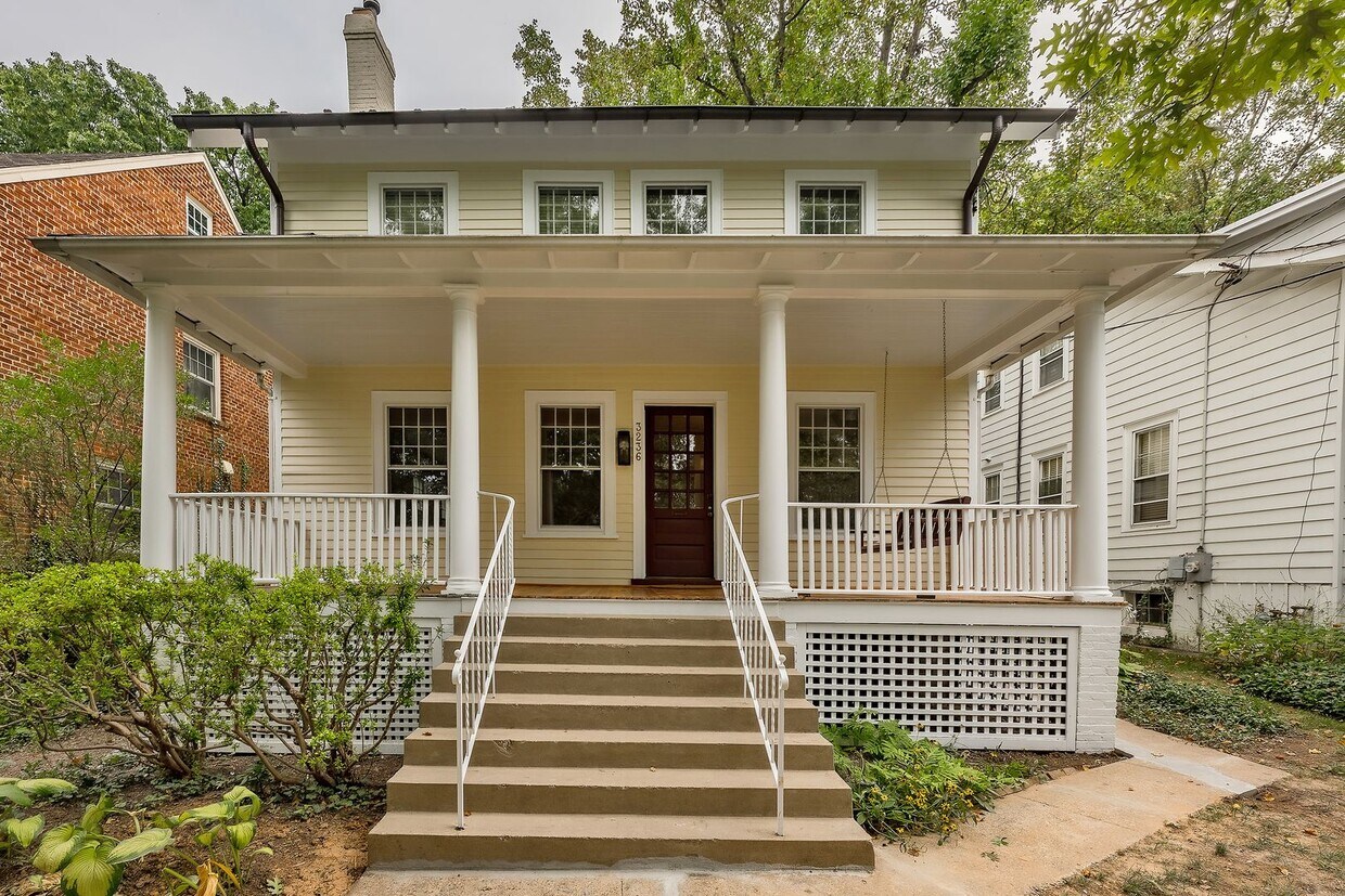 Foto principal - Classic Chevy Chase Charm in NW DC Availab...