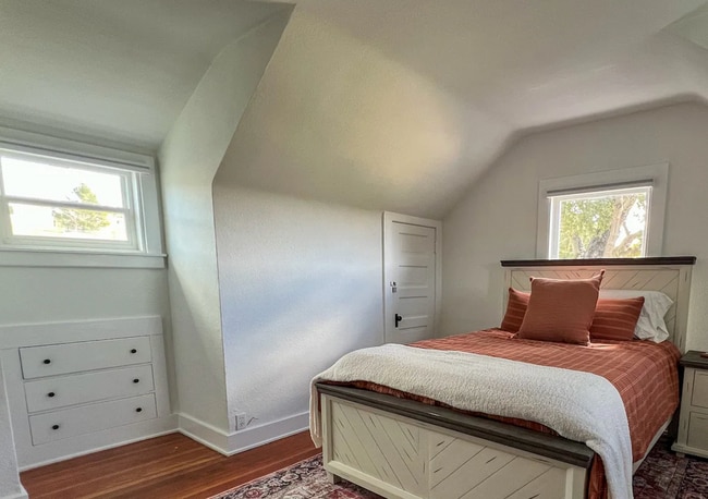 Building Photo - Fully Furnished 3 Bed/2 Ba + Bonus Room House