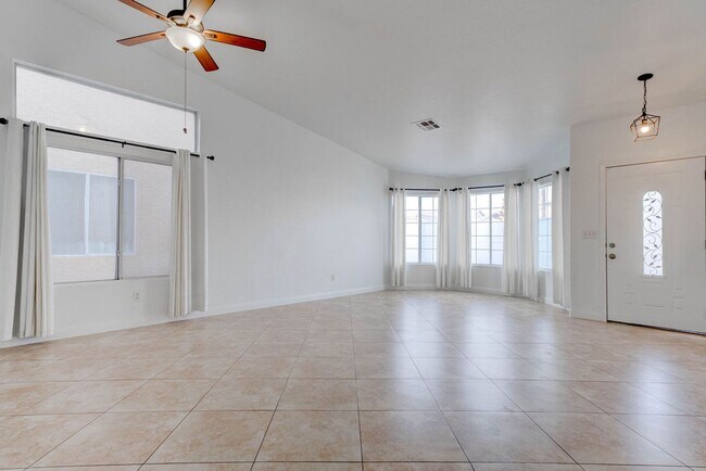 Foto del edificio - 2205 Riderwood Ave