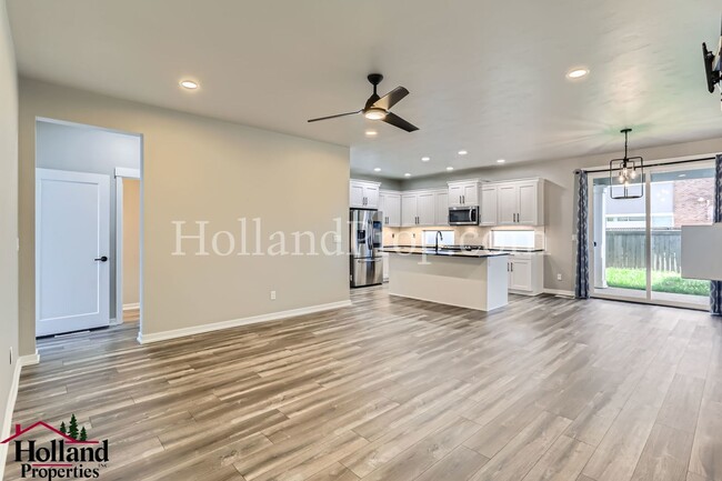 Foto del edificio - Modern Stylish 3-Bed Home in Prime Hillsbo...