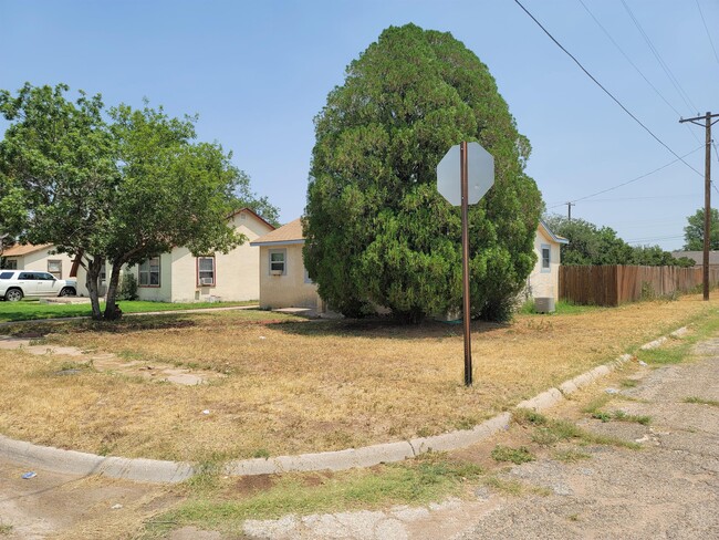 Building Photo - 1327 S Avenue C