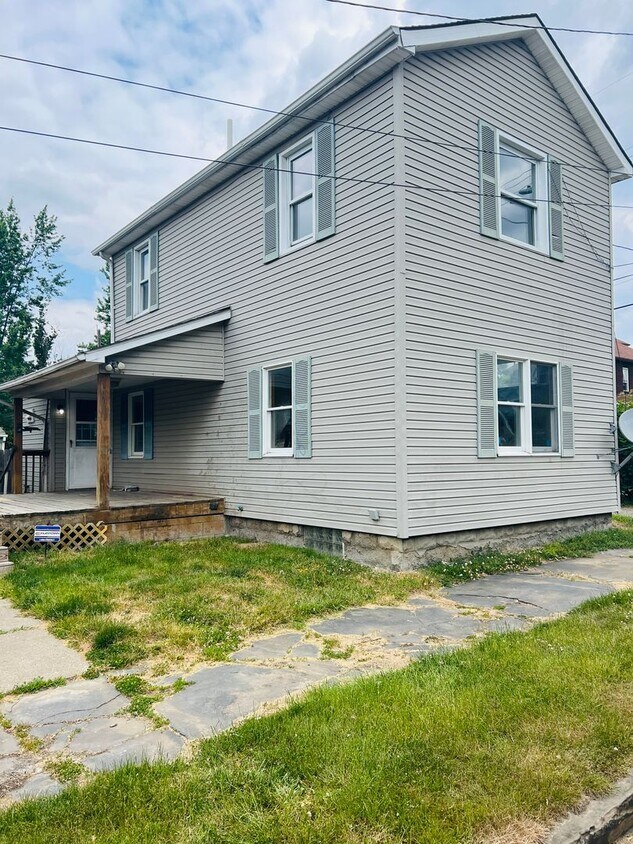 Foto principal - Updated 2 bedroom single family home ready...