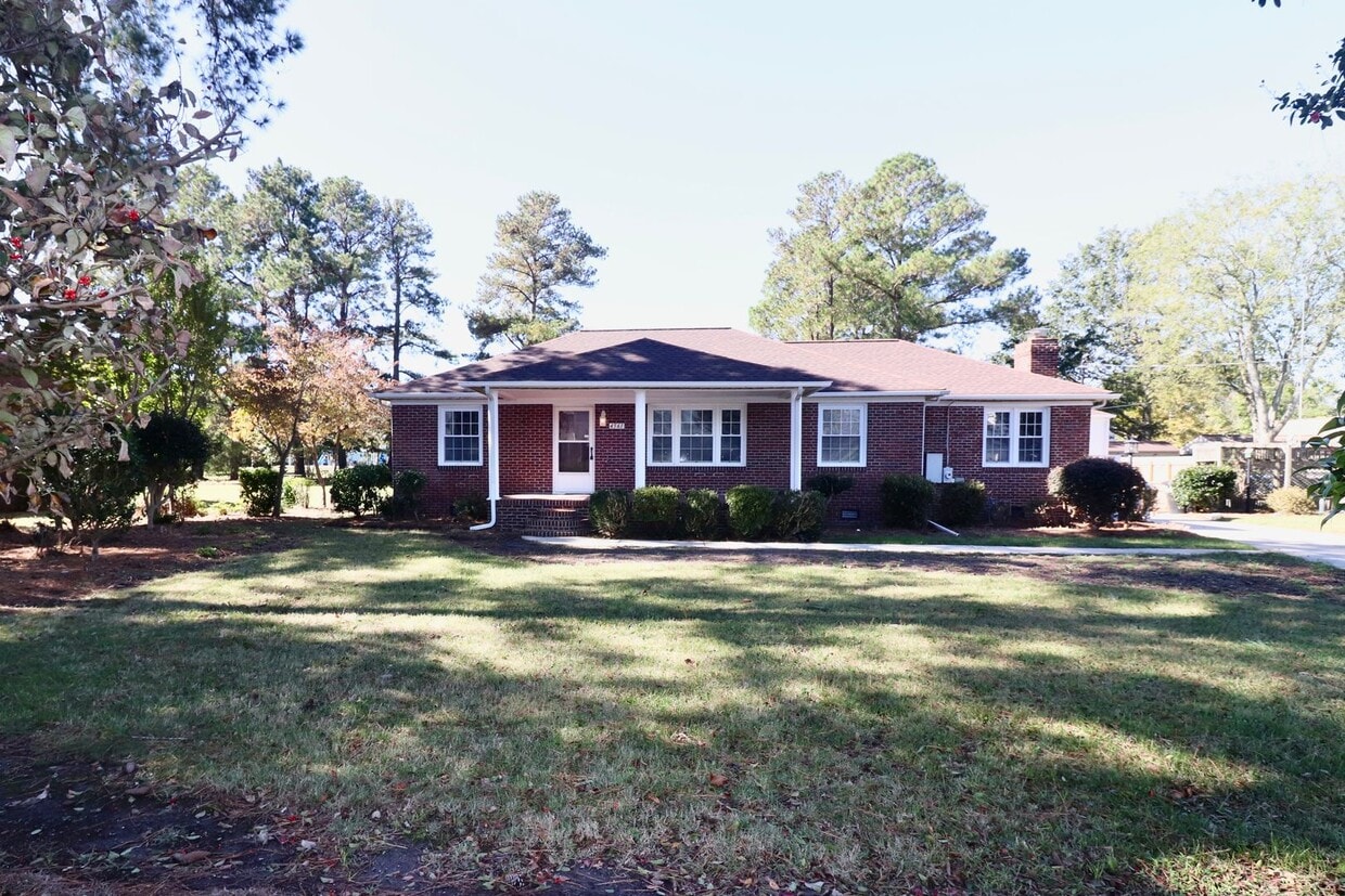 All Brick Ranch Home in Kempsville W/HUGE Yard - Sunroom - Detached 2-Car Garage PLUS Workshop & ... - All Brick Ranch Home in Kempsville W/HUGE Yard - Sunroom - Detached 2-Car Garage PLUS Workshop & ...