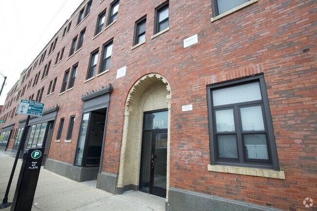 Building Photo - 3335 W Diversey Ave