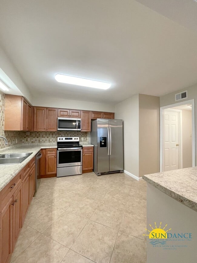 Building Photo - Beautiful 3 Bedroom Townhouse Close to Both Bases!